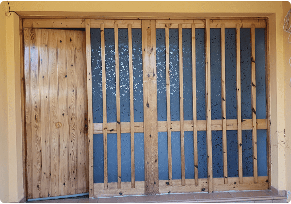 puerta de entrada de carpintería de aluminio color acabado madera en el vendrell