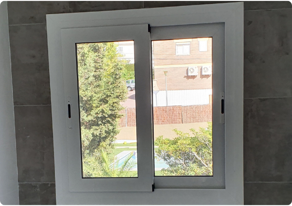 ventana de tres hojas de carpintería de aluminio en el vendrell
